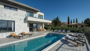 Bazén v ubytování A wonderfull poolside villa in Solin nebo v jeho okolí