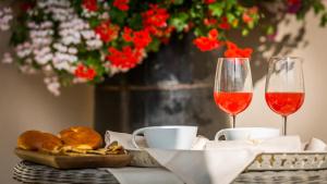 a table with two glasses of wine and bread at Agriturismo La Pesca in Broccostella