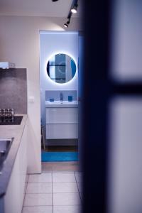 Nhà bếp/bếp nhỏ tại Gîte La Petite Ourse - gîte de charme citadin