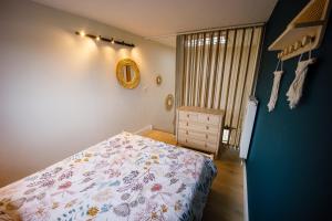 Giường trong phòng chung tại Gîte La Petite Ourse - gîte de charme citadin