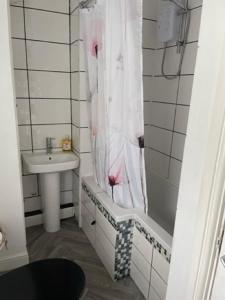 Kylpyhuone majoituspaikassa Penchwintan