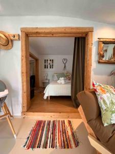 Katil atau katil-katil dalam bilik di Under the vine garden house