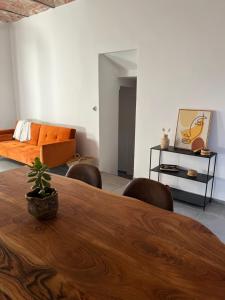 un salon avec une table et des chaises en bois dans l'établissement Les Vans - Charmant appartement au cœur du village, aux Vans