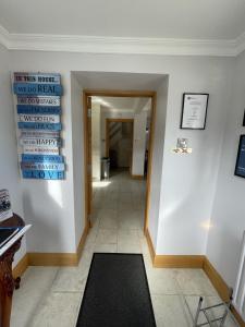 Un pasillo en un edificio sin esta casa no tiene letreros de señores de bienes raíces en Bar View House, en Newry