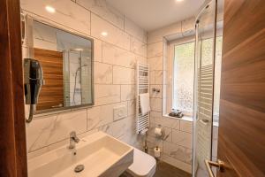 Koupelna v ubytování Hotel Schwarzbachtal Hideaway