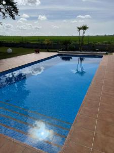een zwembad met blauw water in een tuin bij Villa dos Torres in Campano