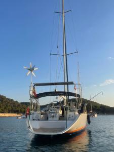 een zeilboot is aangemeerd op het water bij Velero Beneteau Gybsea 50 in Ibiza-stad