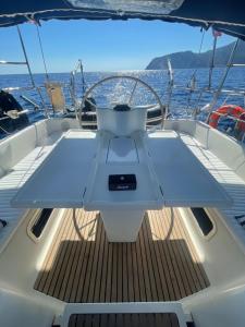 una mesa en la parte trasera de un barco en Velero Beneteau Gybsea 50 en Ibiza