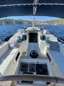 vistas a la cabina de un barco sobre el agua en Velero Beneteau Gybsea 50, en Ibiza