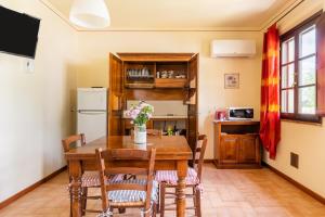 cocina y comedor con mesa y sillas en Calla, en Montecarlo