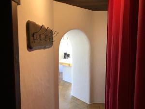 um corredor com um lavatório e uma sapateira na casa de banho em Apartment Grace, Mountain view em Kaprun