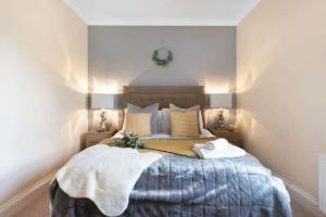 una camera da letto con un grande letto e un grande specchio di Stylish Cottage - Parking - Garden - Sleeps 6 a Cambridge Altre 2 foto