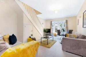 un soggiorno con un divano e un tavolo di Stylish Cottage - Parking - Garden - Sleeps 6 a Cambridge