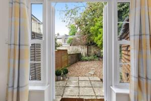una finestra aperta con vista su un cortile di Stylish Cottage - Parking - Garden - Sleeps 6 a Cambridge