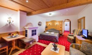 TV a/nebo společenská místnost v ubytování Alpen Hotel Corona