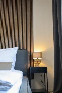 una camera con letto e tavolo con lampada di JAWO Apartments Koblenz modern & zentral a Coblenza