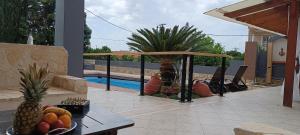 Bazén v ubytování Local Paradise Xilokastro nebo v jeho okolí