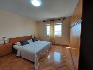 1 dormitorio con cama y ventana en Apartments Zulim, en Trogir