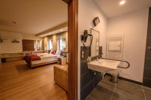 Postel nebo postele na pokoji v ubytování Hotel Schwarzbachtal Hideaway