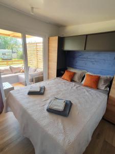1 dormitorio con 1 cama grande y 2 toallas. en Mobile Homes Karlo & Dino, en Pula