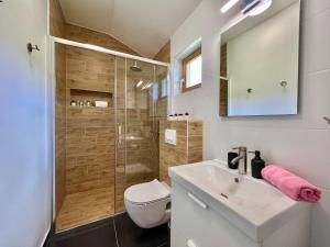 een badkamer met toilet, wastafel en douche bij Apartmani Marijana & Iva in Jadranovo +50 foto's