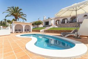 uma piscina em frente a uma casa em CASA VISTAS AXARQUIA em Vélez-Málaga