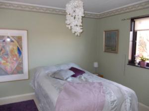 Llit o llits en una habitació de Villa med blommande trädgård, centralt Båstad