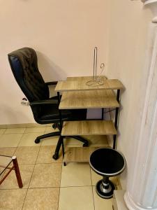 een bureau en een stoel in de kamer bij The Palace in Douala