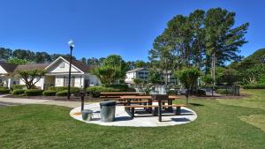 una mesa de picnic y un banco en un parque en 531 River Crossing Home, en North Myrtle Beach