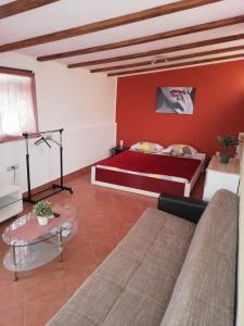 sala de estar con cama y sofá en Apartments Ingrid, en Novigrad Istria