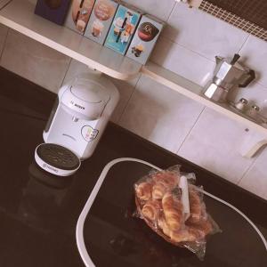 uma cozinha com um balcão com comida numa mesa em Apartamento en el centro de asturias em Langreo