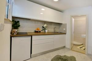 Kuchyňa alebo kuchynka v ubytovaní Studio apartment Ginger Porec + 37 fotografií