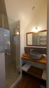 La salle de bains est pourvue d'un lavabo et d'une douche. dans l'établissement Villa Mané Lann Maison d'hôtes & spa, à Carnac