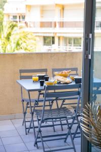 einen Tisch mit Essen auf dem Balkon in der Unterkunft MAR & SOL - idéalement situé in Cavalaire-sur-Mer