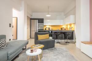 - un salon avec un canapé et une table dans l'établissement Confy Living Apartment Metaxourghio Metro Station, à Athènes