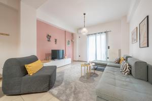 - un salon avec deux canapés et une télévision dans l'établissement Confy Living Apartment Metaxourghio Metro Station, à Athènes