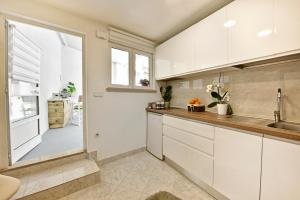 Kuchyňa alebo kuchynka v ubytovaní Studio apartment Ginger Porec
