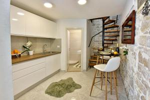 Kuchyňa alebo kuchynka v ubytovaní Studio apartment Ginger Porec
