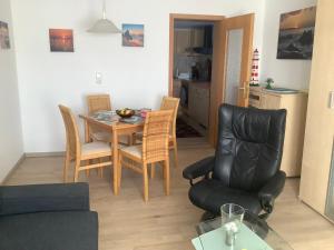a living room with a dining room table and chairs at Ferienwohnung Zur Sperrmauer in Edersee