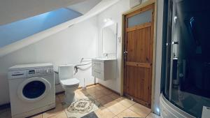 Et badeværelse på Apartament Pod Kasztanami - ZIELONY + 33 billeder