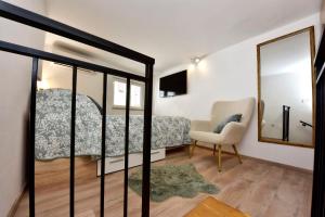 Televízia a/alebo spoločenská miestnosť v ubytovaní Studio apartment Ginger Porec