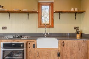 Nhà bếp/bếp nhỏ tại Bertha Shepherd's Hut