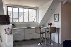 L'Abri du Bon Vent في كانكال: مطبخ مع طاولة صغيرة ونافذة