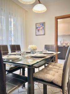 jadalnia ze szklanym stołem i krzesłami w obiekcie Great 2BDR Apartment in the Centre for 6 Guests w mieście Stara Zagora