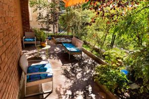 un patio con sillas, una mesa y algunas plantas en San Gaudenzio 16, en Ivrea