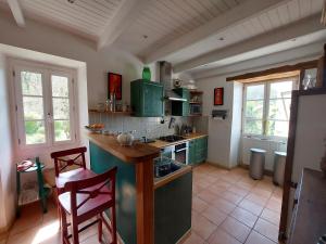 Kuchyňa alebo kuchynka v ubytovaní Gite Le Piboul