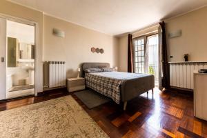 1 dormitorio con 1 cama y baño en San Gaudenzio 16, en Ivrea