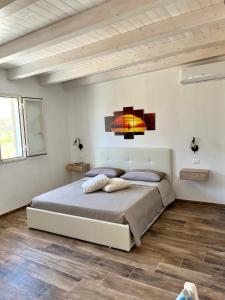 sypialnia z dużym łóżkiem w pokoju w obiekcie Villa Zaffiro w mieście Lampedusa