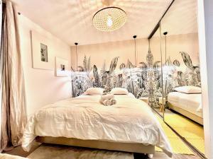 ein Schlafzimmer mit einem Bett mit einem Teddybär drauf in der Unterkunft ApartHotel Riviera - BBB Vieille Ville - Splendide appartement de 3p AC avec Terrasse - LOFT PROVIDENCE in Nizza
