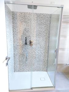 una doccia con cabina in vetro in bagno di Rho Mind Villa a Rho